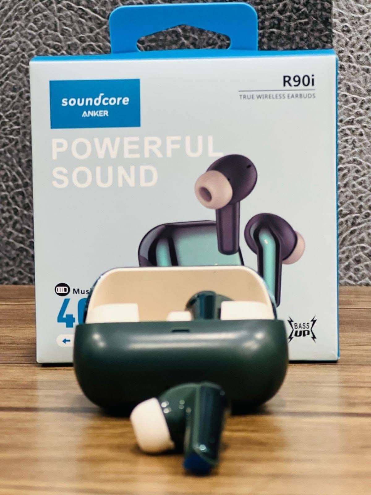 🎧 اكتشف سماعة Soundcore بلوتوث أبيض بصوت نقي قوي، بطارية تدوم حتى 24 ساعة، تصميم أنيق وخفيف، ومايك مدمج لمكالمات واضحة. مثالية للاستخدام اليومي والتنقل.